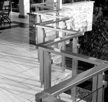 Glass_zunanja_kvadrat_zoom-c-blackwhite